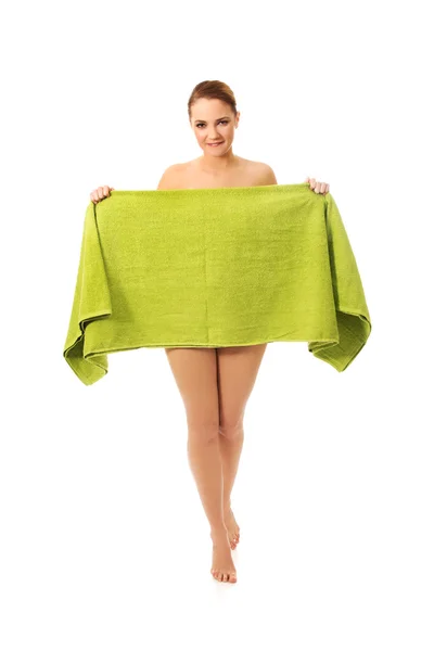 Kobieta kurort obejmujące siebie ręcznikiem. — Zdjęcie stockowe