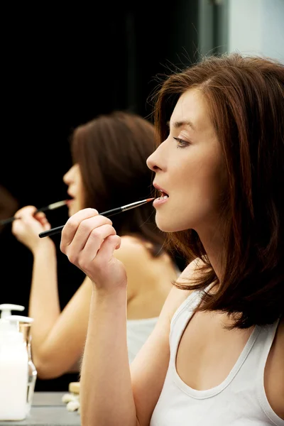 Mujer aplicando lápiz labial. — Foto de Stock