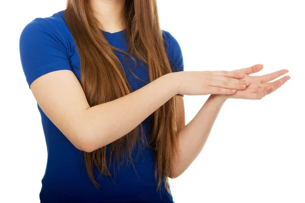 Joven mujer feliz aplaudiendo . — Foto de Stock