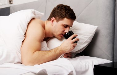 adam yatakta kahve içme.