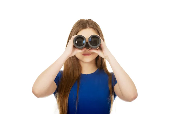 Mulher jovem com binóculos. — Fotografia de Stock