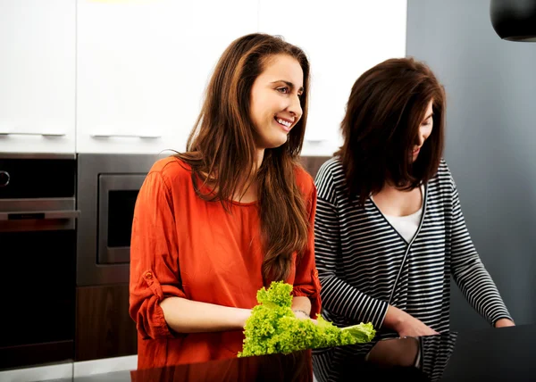 Sisters cooking meal together. — Stock Photo, Image