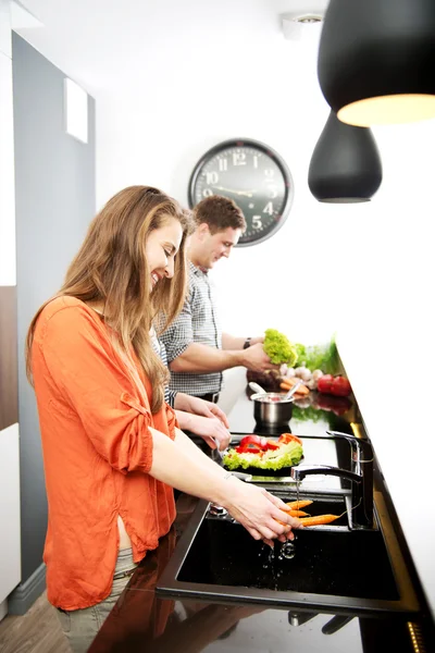 Geschwister kochen gemeinsam Mahlzeit. — Stockfoto