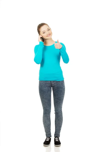 Teen with mobile phone and thumbs up. — Stock Photo, Image