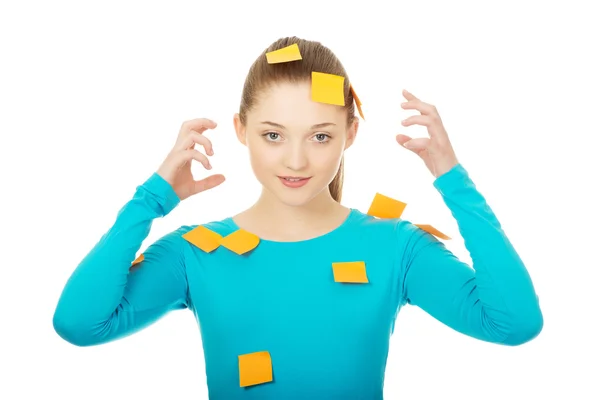 Junge Frau mit Post-it-Zetteln bedeckt. — Stockfoto