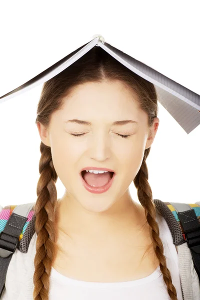 Teenie-Mädchen mit Buch über dem Kopf. — Stockfoto