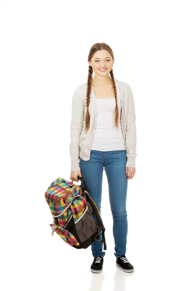 Lycklig tonåring kvinna med ryggsäck. — Stockfoto