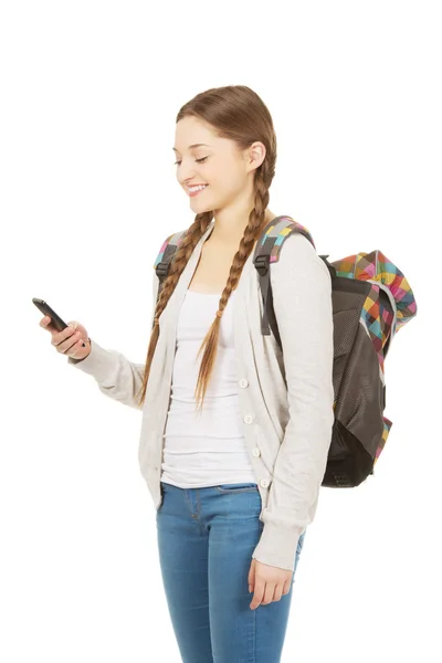 Teenager mit Rucksack verschickt SMS. — Stockfoto