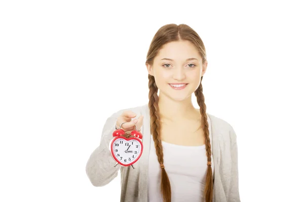 目覚し時計と幸せな 10 代女性. — ストック写真
