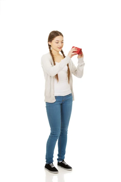 Jovem mulher infeliz com bolsa vazia . — Fotografia de Stock