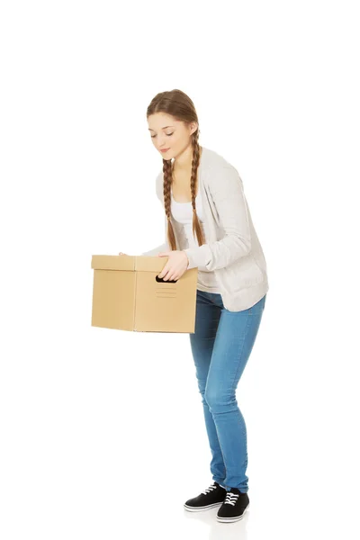 Втомлена жінка тримає картонну коробку . — стокове фото