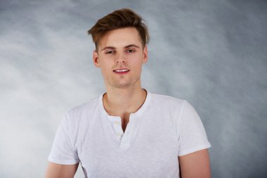 genç gülümseyen adam.