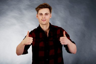 başparmak yukarıya ile neşeli adam.