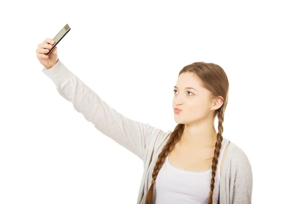 Jeune femme prenant selfies avec téléphone intelligent . — Photo