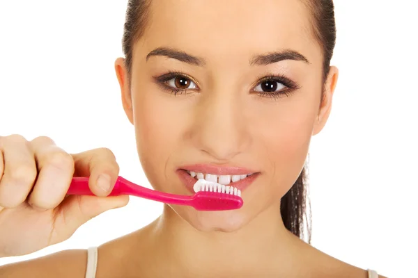 Young woman brushing her teeth. — Stock Photo, Image