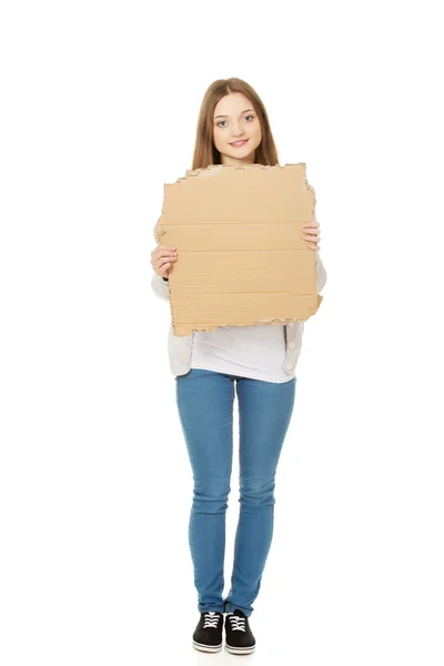 Mulher adolescente segurando folha de papelão . — Fotografia de Stock