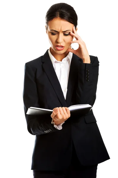 Empresaria leyendo sus notas —  Fotos de Stock