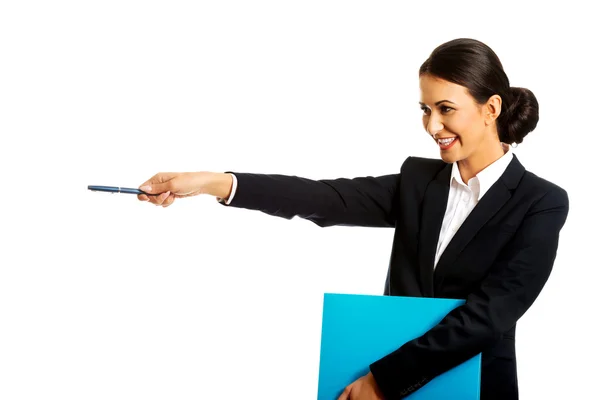 Empresária segurando uma caneta e aglutinante — Fotografia de Stock