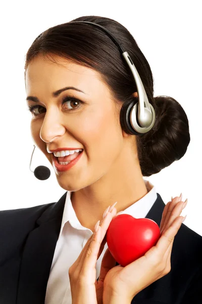 Call center mujer sosteniendo corazón modelo — Foto de Stock