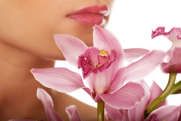 Hermosa mujer con flor rosa. — Foto de Stock