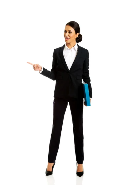 Businesswoman pointing to the left Royalty Free Stock Photos