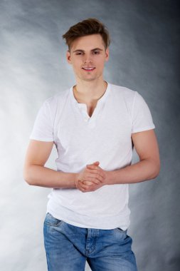 genç gülümseyen adam.