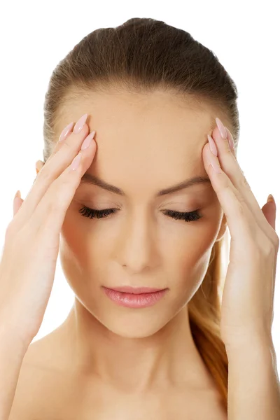 Vrouw met een hoofdpijn hoofd houden. — Stockfoto