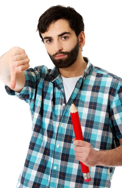 Joven sosteniendo un gran lápiz rojo . — Foto de Stock