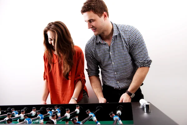 Vrienden tafelvoetbal spelen. — Stockfoto