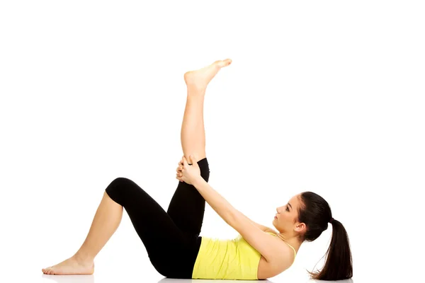 Fitness kvinna gör stretching motion. — Stockfoto