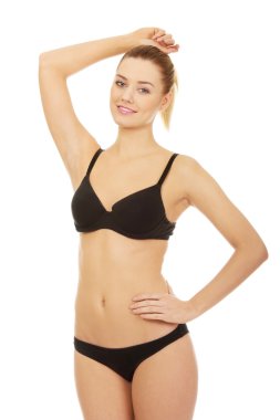 Bikini duran mutlu kadın.