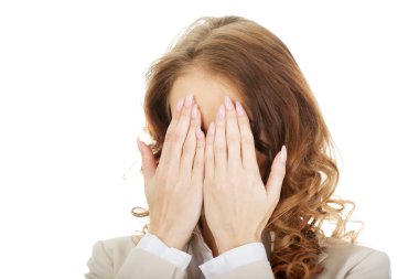 yüz el ile kapsayan iş adamı.