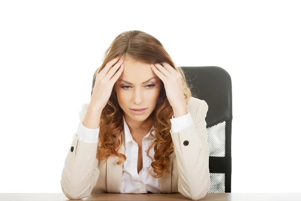 Besorgte Geschäftsfrau am Schreibtisch. — Stockfoto