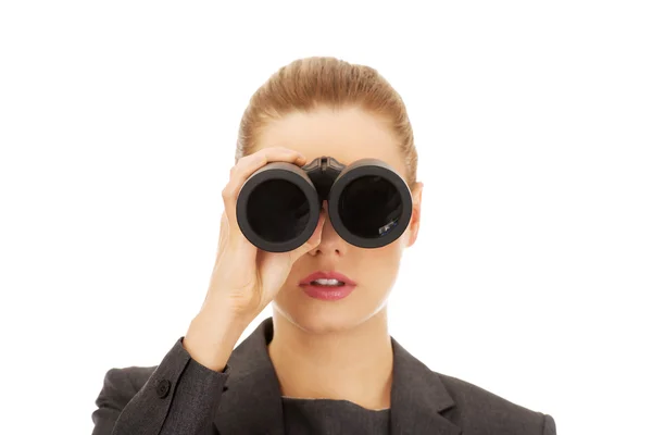 Mujer de negocios mirando a través de prismáticos. —  Fotos de Stock
