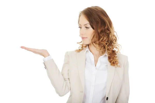 Mujer mostrando algo en la palma . — Foto de Stock