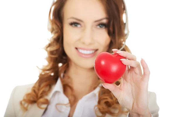 Callcenter-Frau mit Herz-Spielzeug. — Stockfoto