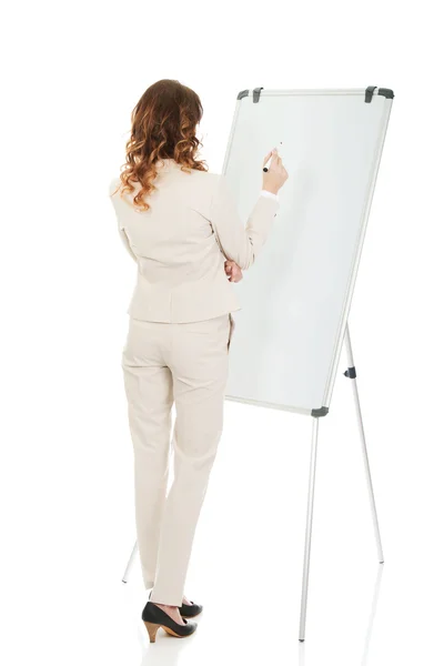 ビジネスの女性がフリップチャートに書く. — ストック写真