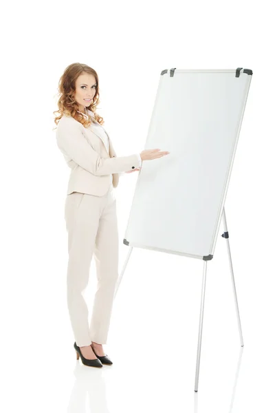 Geschäftsfrau in der Nähe von Flipchart. — Stockfoto