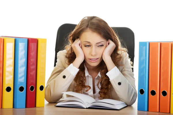 Hardwerkende zakenvrouw door een helpdesk. — Stockfoto