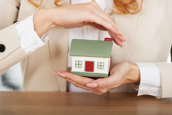 Businesswoman presenting a model house. — Stock Photo, Image