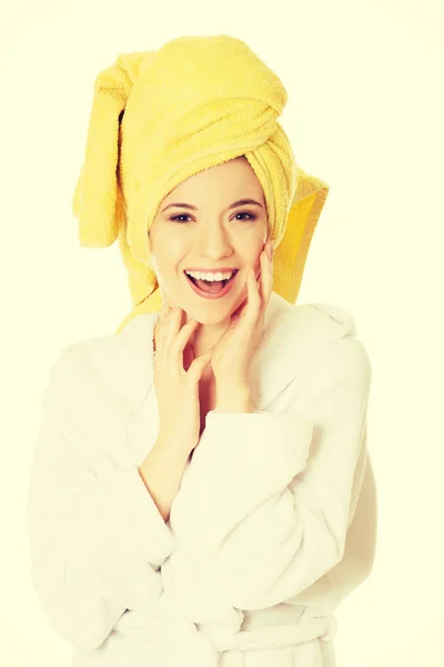 Jovem mulher sorridente em roupão de banho — Fotografia de Stock
