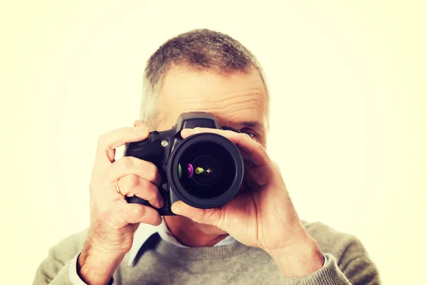 Volwassen man met fotocamera — Stockfoto