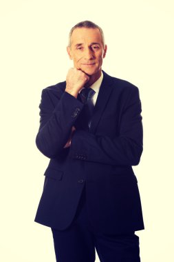 çene altında el ile mutlu olgun işadamı