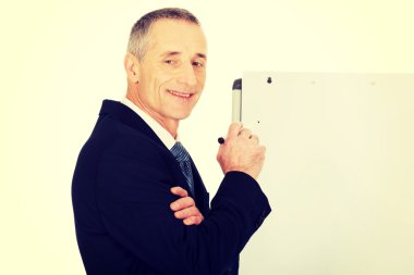 erkek icra flipchart üzerinde yazma