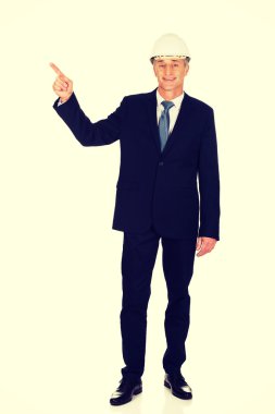 yukarı dönük kask ile gülümseyen iş adamı