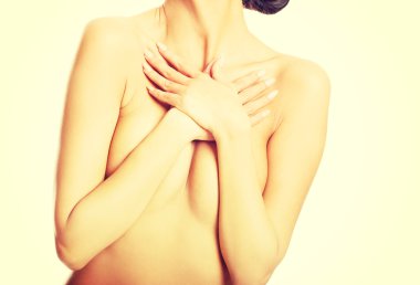 çıplak kadının kollarını göğsünde geçiş yakın çekim