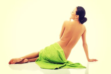 Arkadan Görünüm kadın oturuyordu havlu sarılmış 