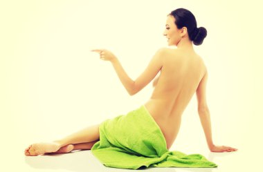 Arkadan Görünüm kadın havlu sol işaret sarılmış