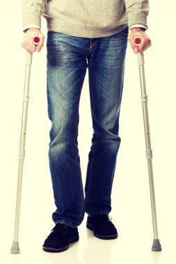 koltuk değneği ile erkek bacaklar