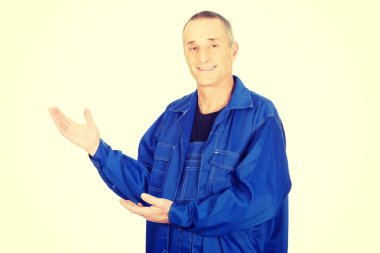 gülümseyen tamirci kopya alanı gösterilen